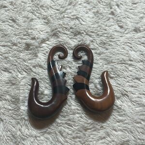 Dragon tail ear plugs